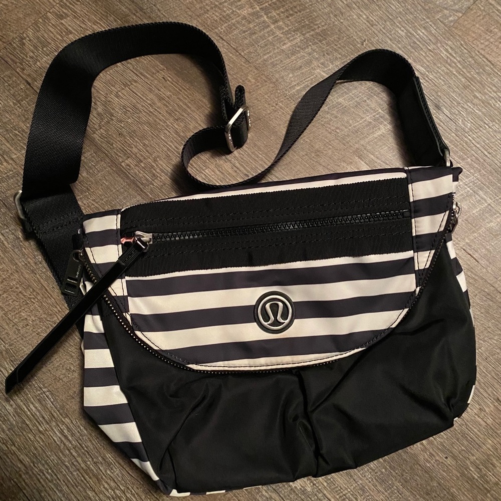 COPY - 🖤🤍Apex Stripe Festival Bag🤍🖤